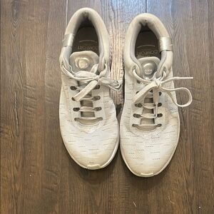 Nike Women’s Light Gray/White Comfort Sneakers 8.5